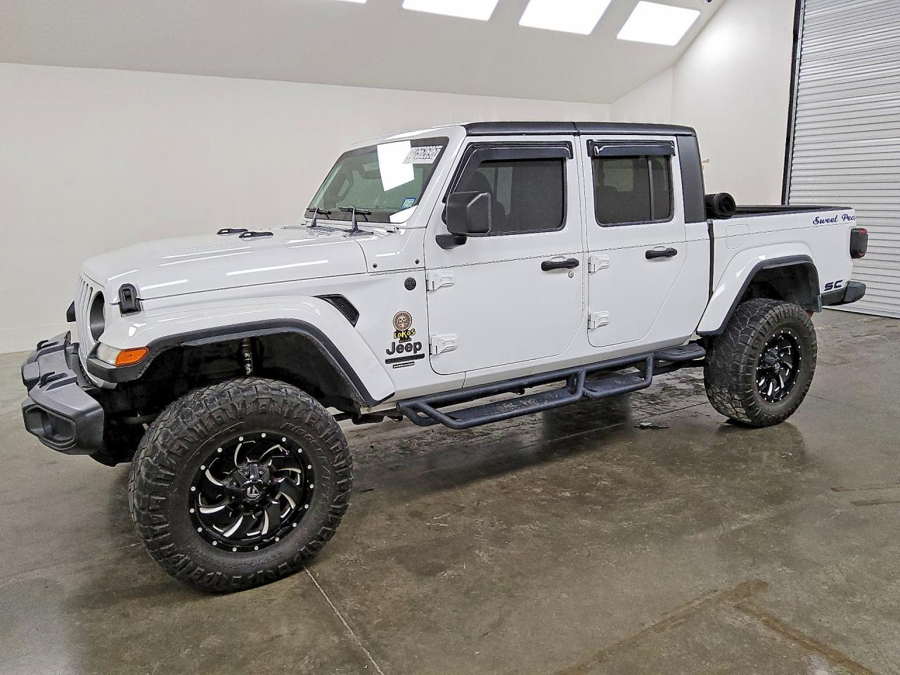 Salvage Jeep Gladiator Image