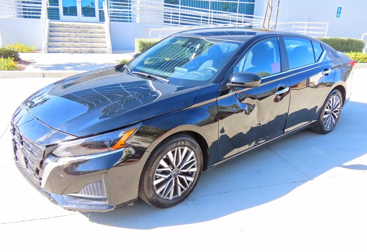 Salvage Nissan Altima Image