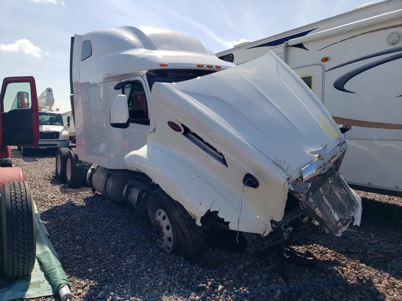 Salvage Peterbilt 579 Image