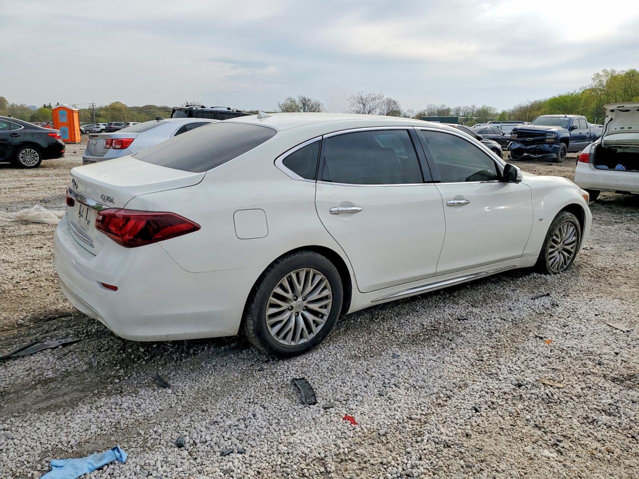 INFINITI Q70 3.7