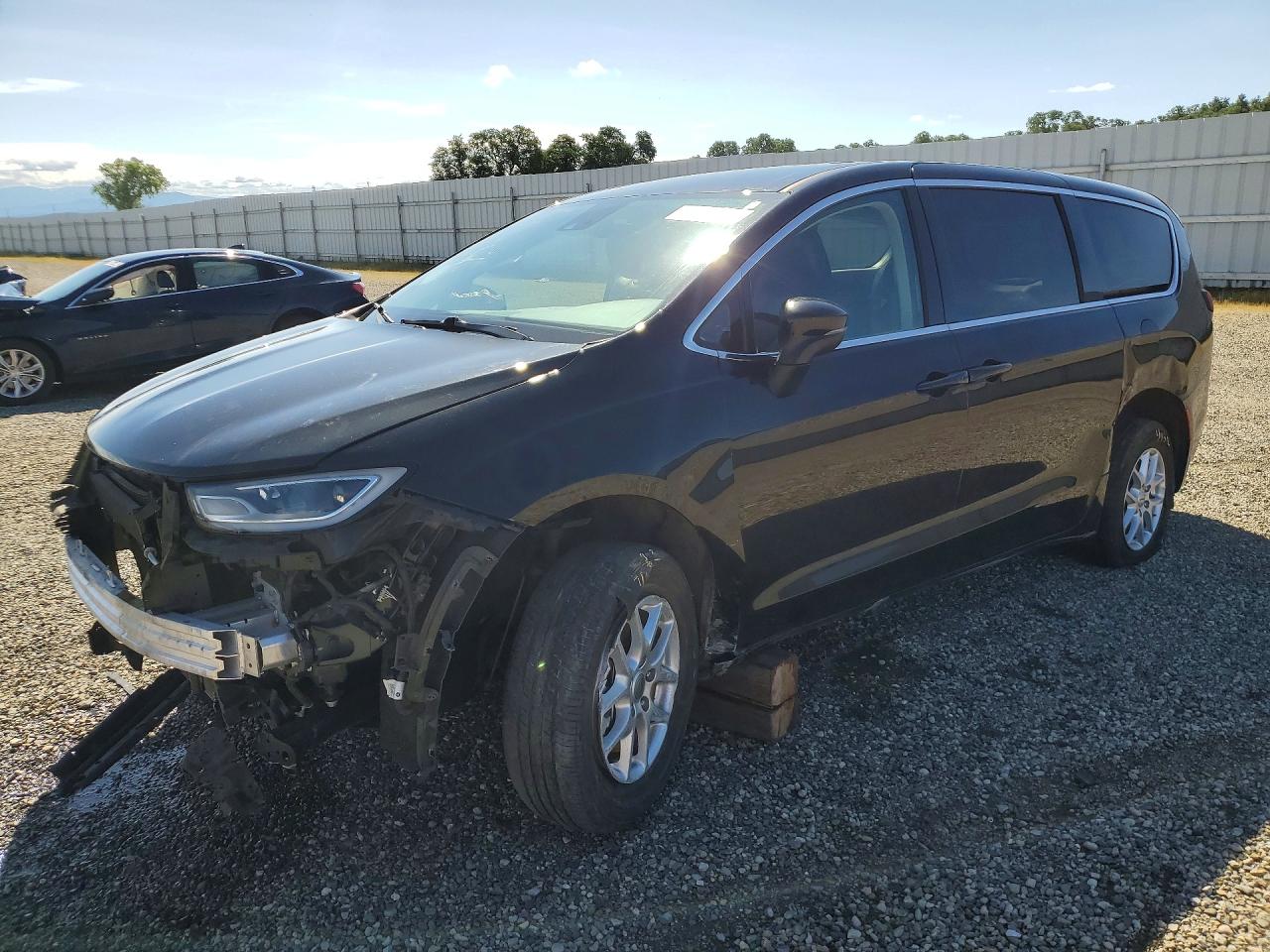 Salvage Chrysler Pacifica Image