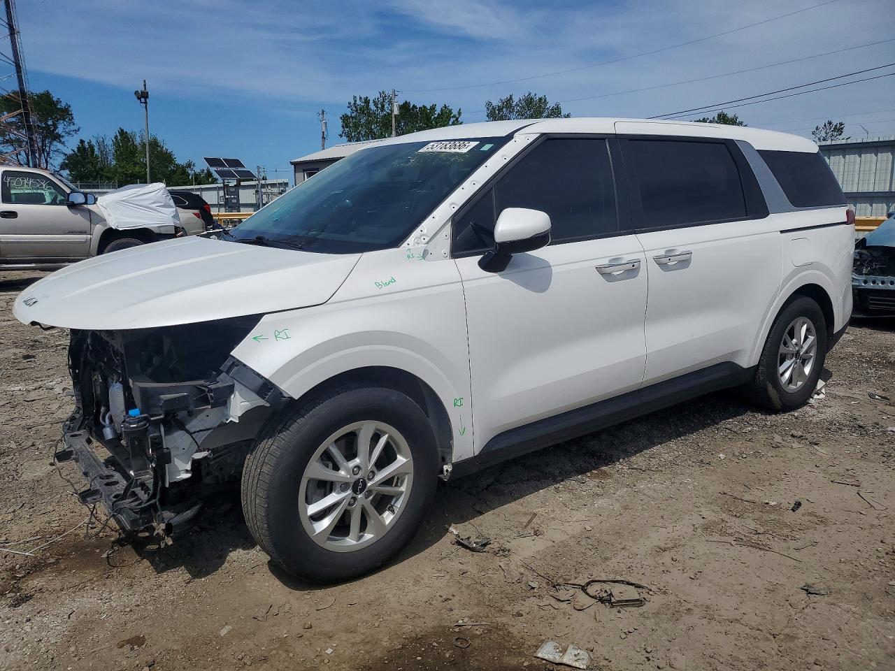 Salvage Kia Carnival Image