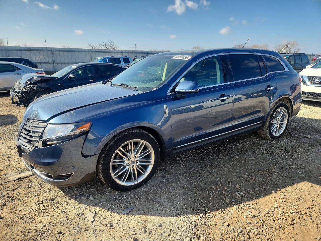 Salvage Lincoln MKT Image