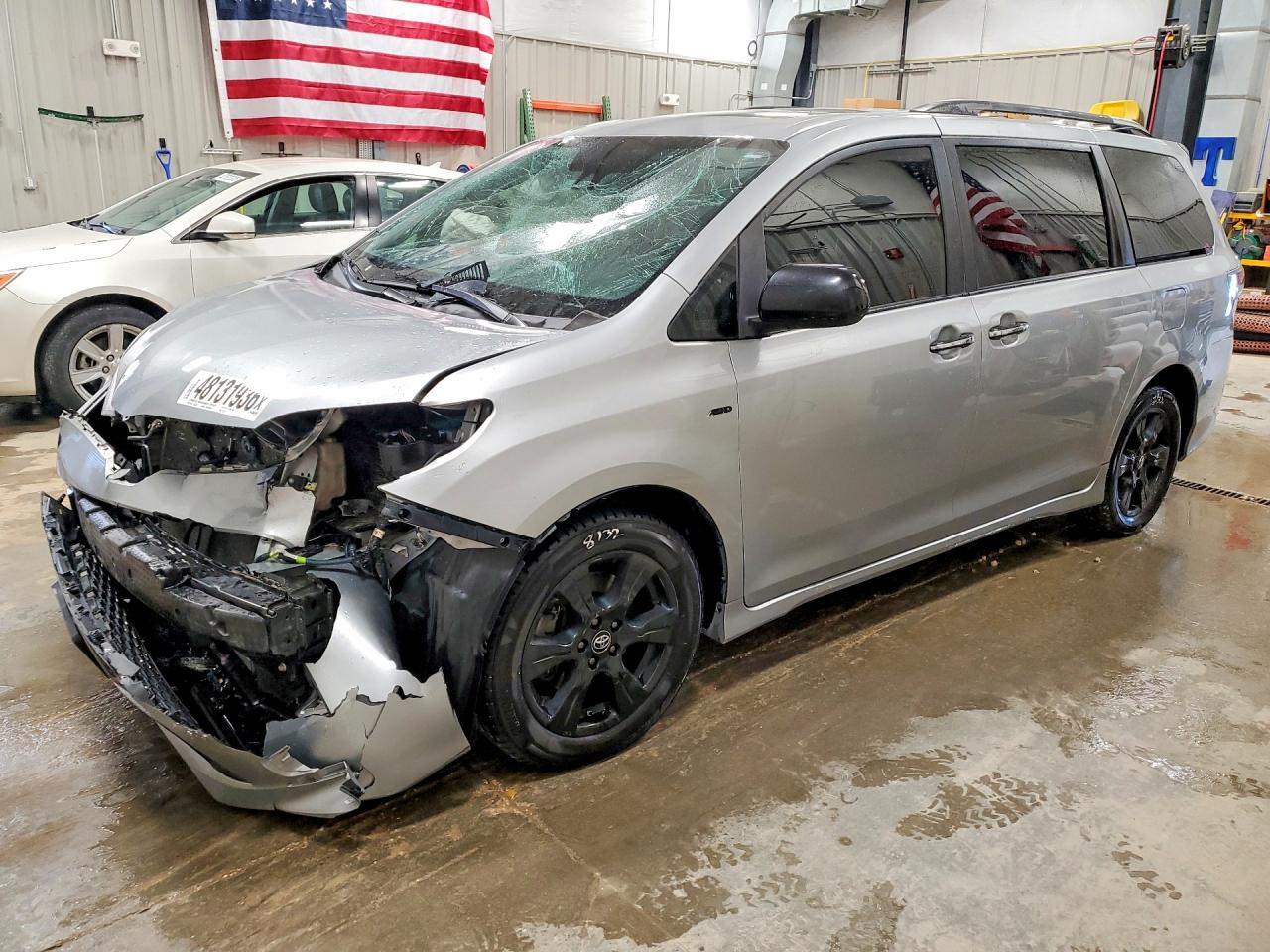 Salvage Toyota Sienna Image