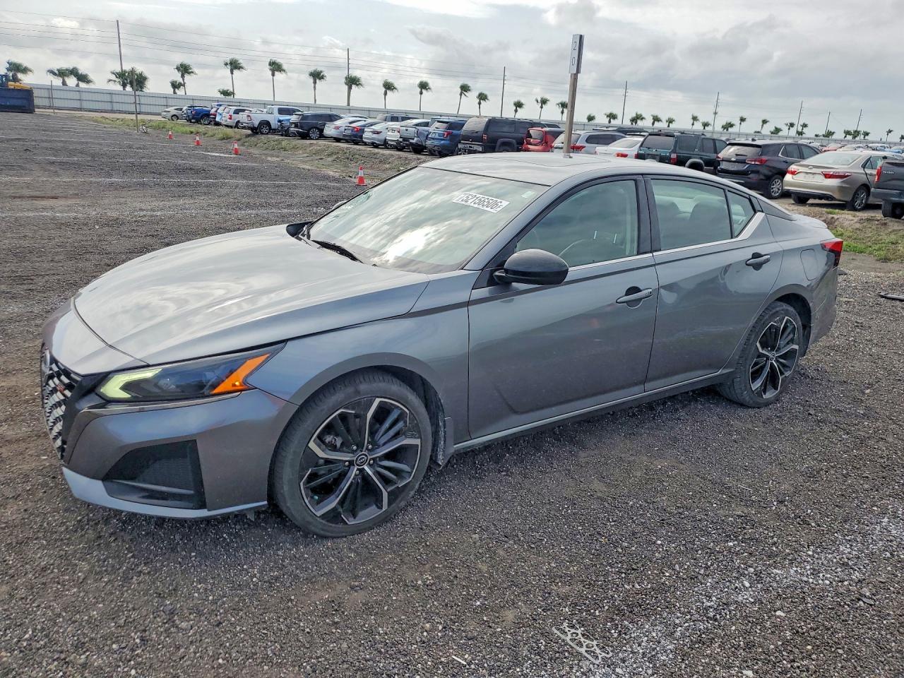 Salvage Nissan Altima Image