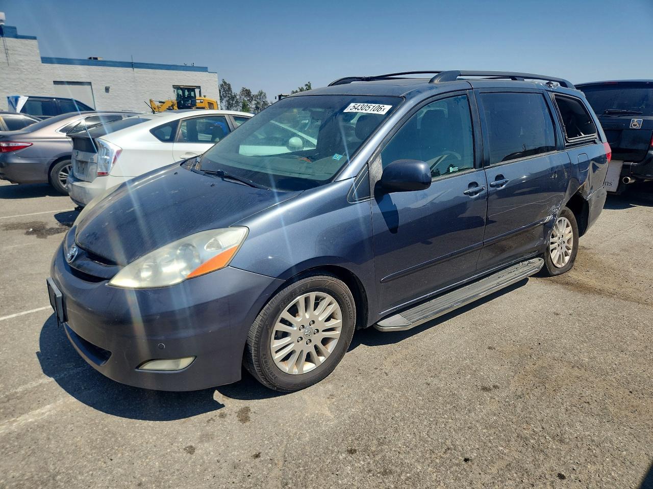 Salvage Toyota Sienna Image