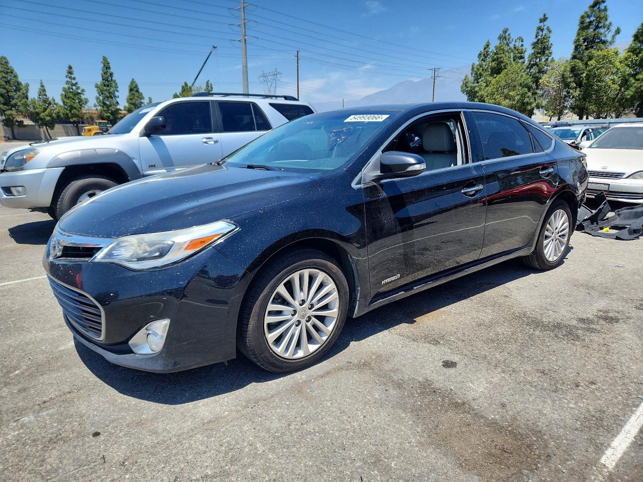 Salvage Toyota Avalon Image