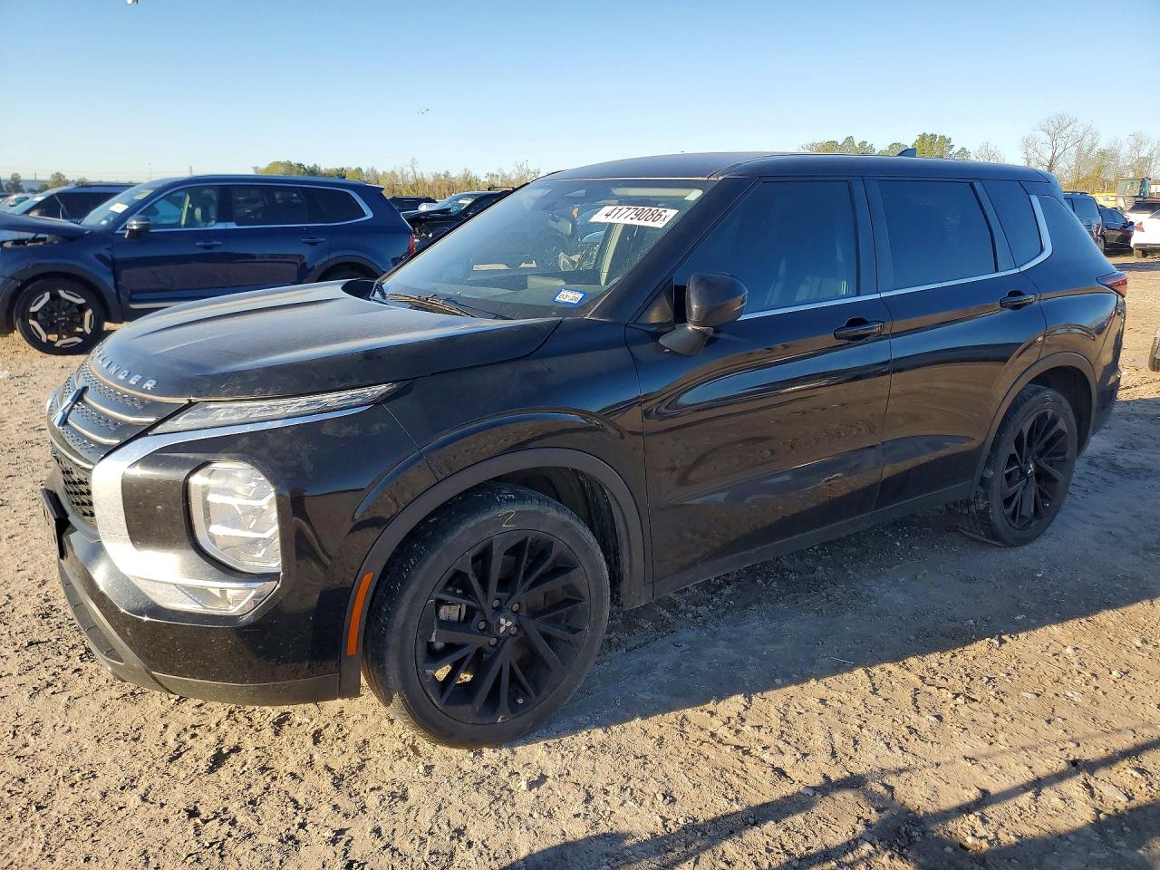 Salvage Mitsubishi Outlander Image