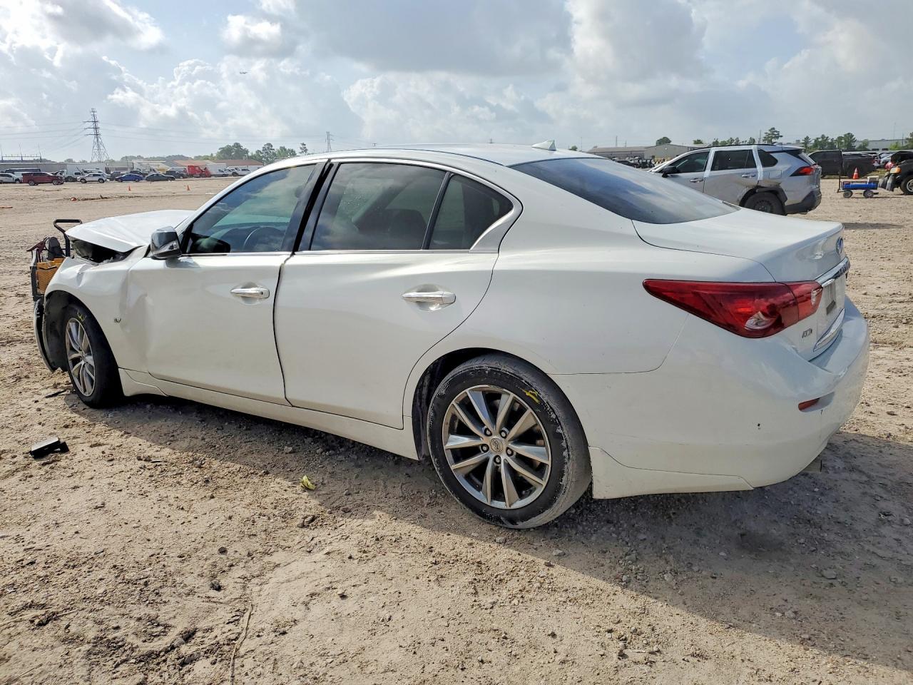 INFINITI Q50 Premium