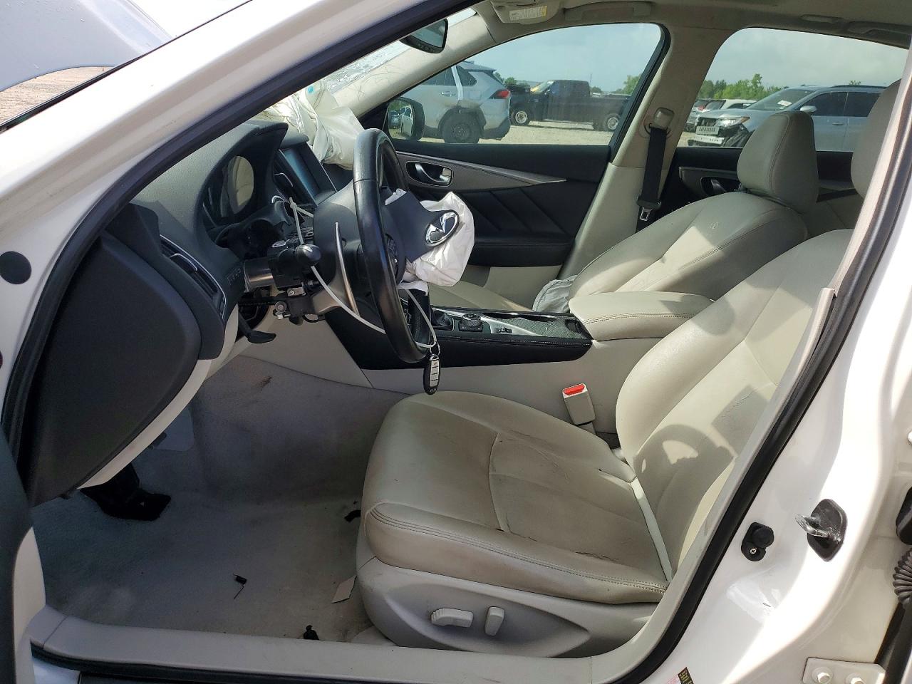 INFINITI Q50 Premium