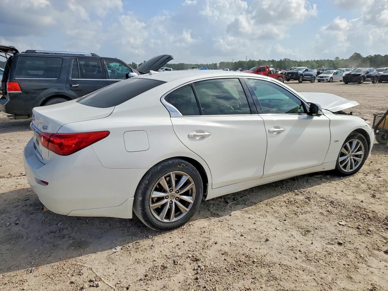 INFINITI Q50 Premium