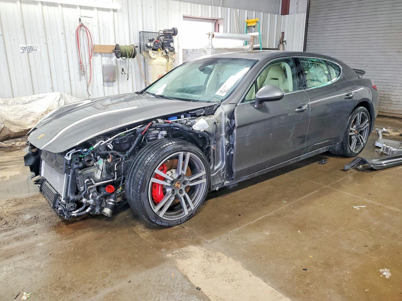 Salvage Porsche Panamera Image