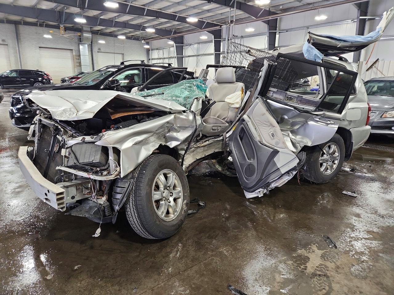 Salvage Toyota Highlander Image