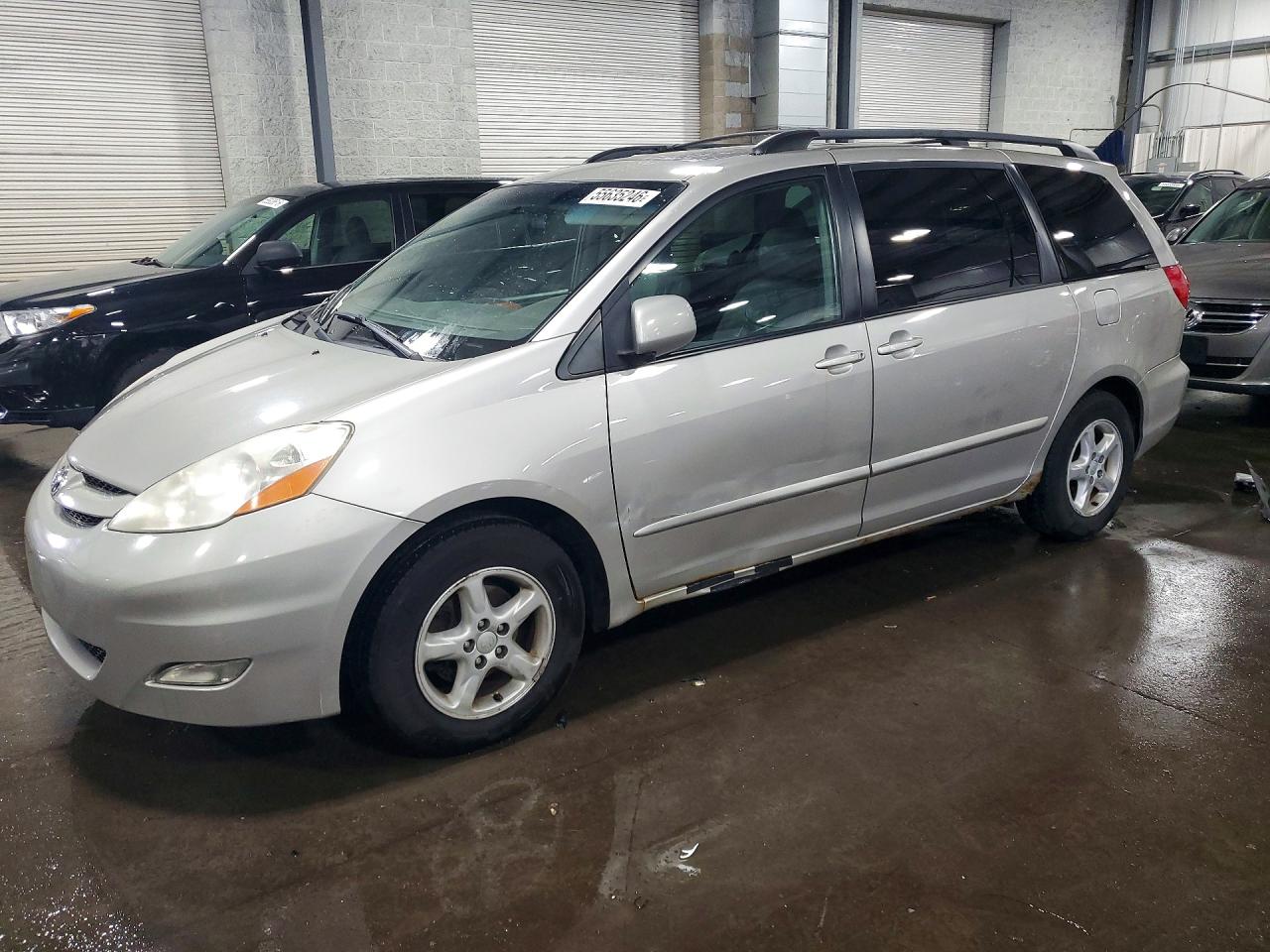 Salvage Toyota Sienna Image