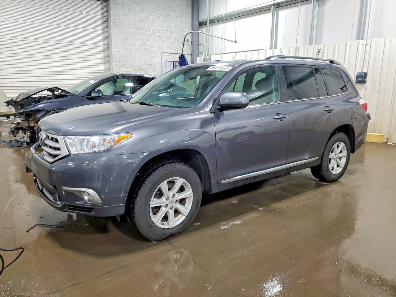 Salvage Toyota Highlander Image