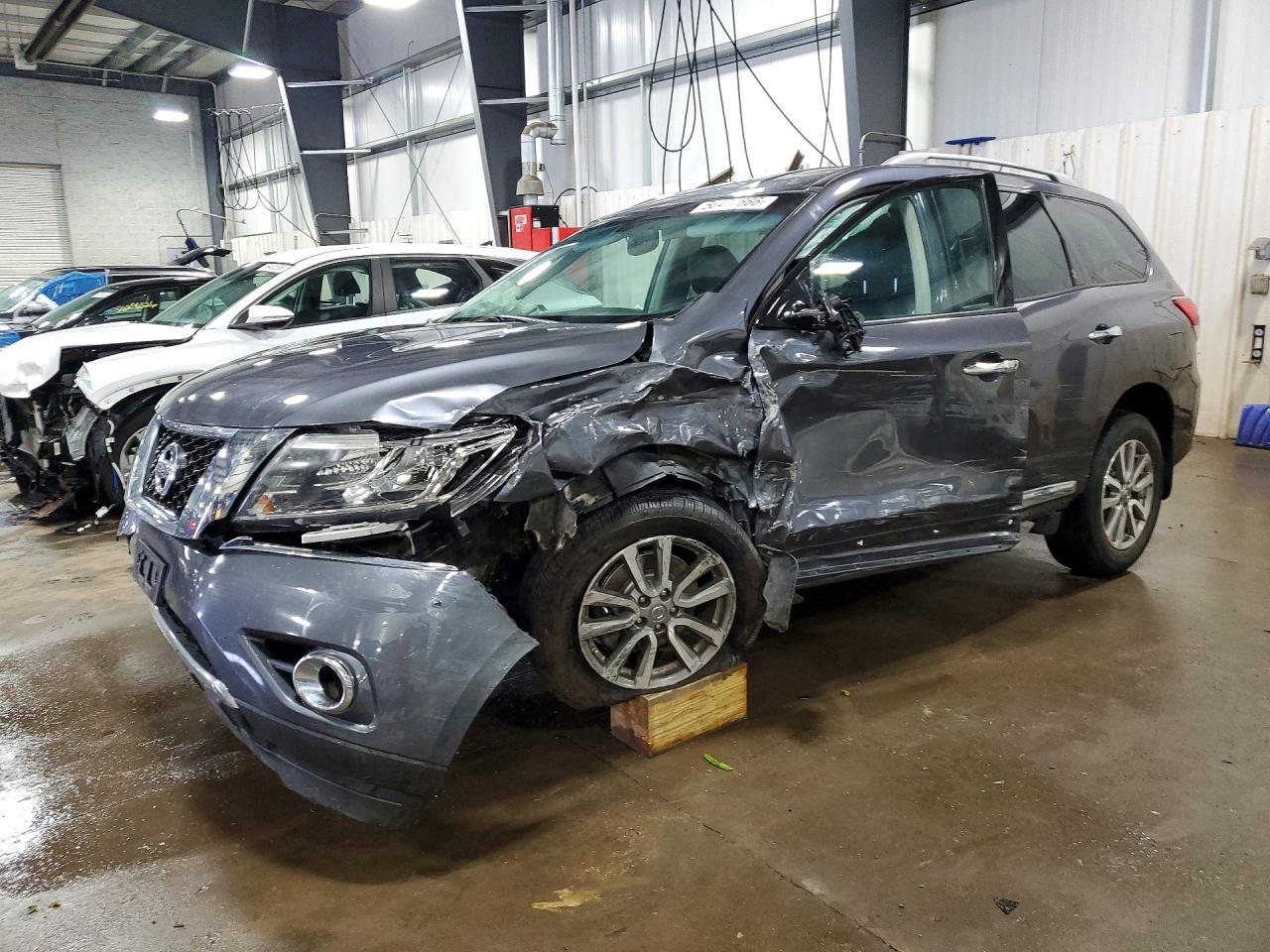 Salvage Nissan Pathfinder Image