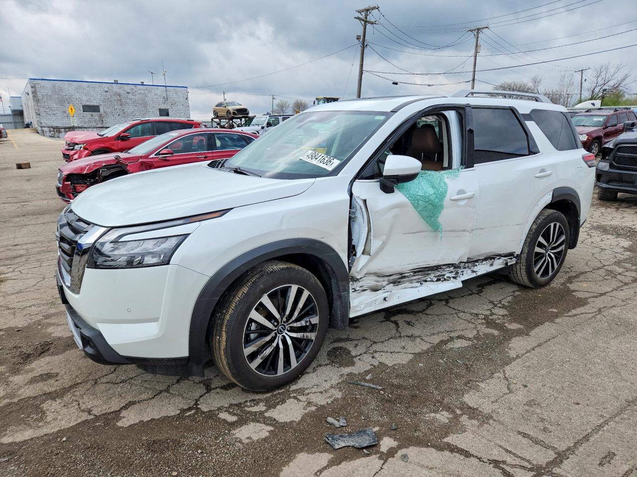 Salvage Nissan Pathfinder Image