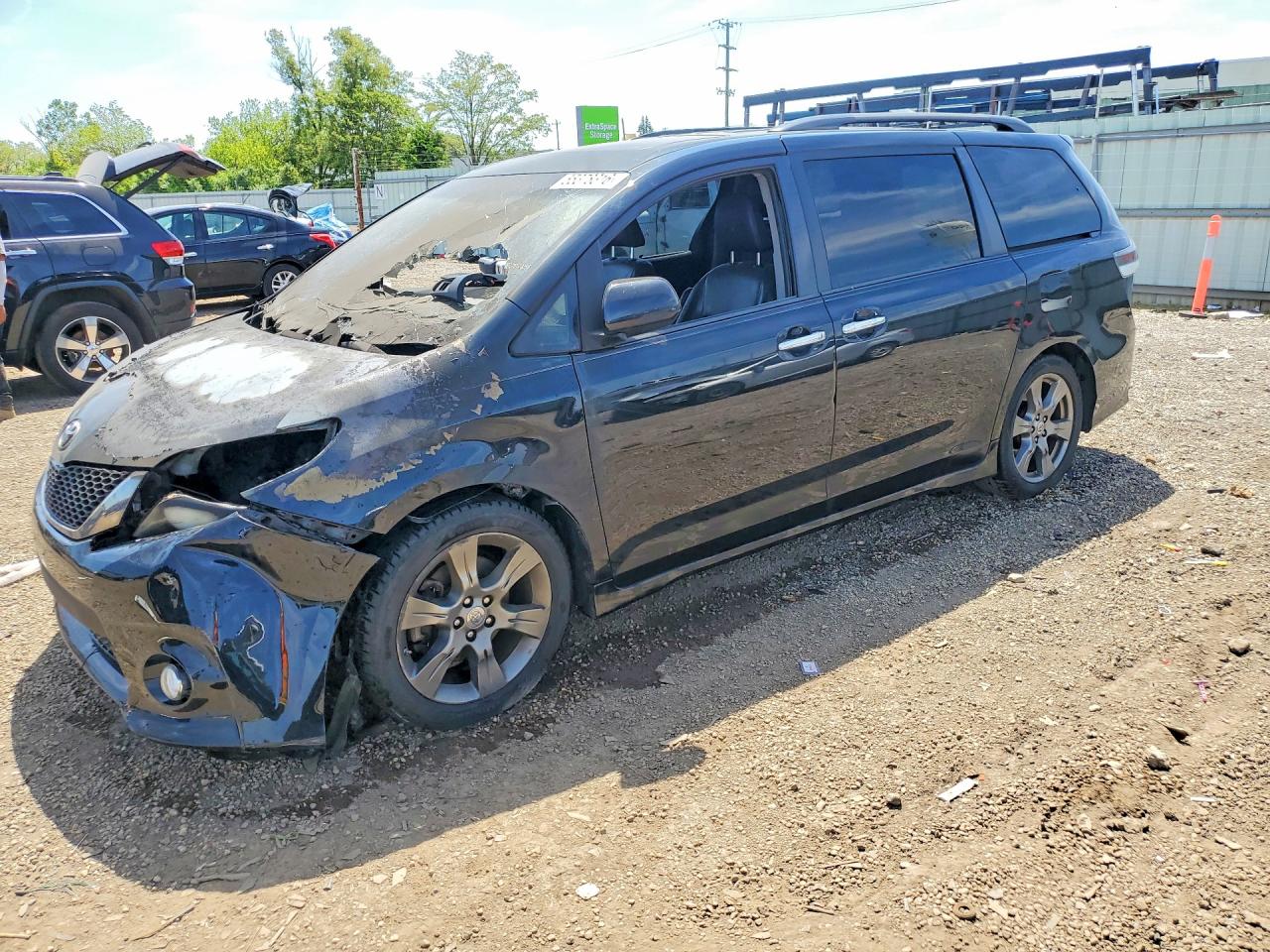 Salvage Toyota Sienna Image