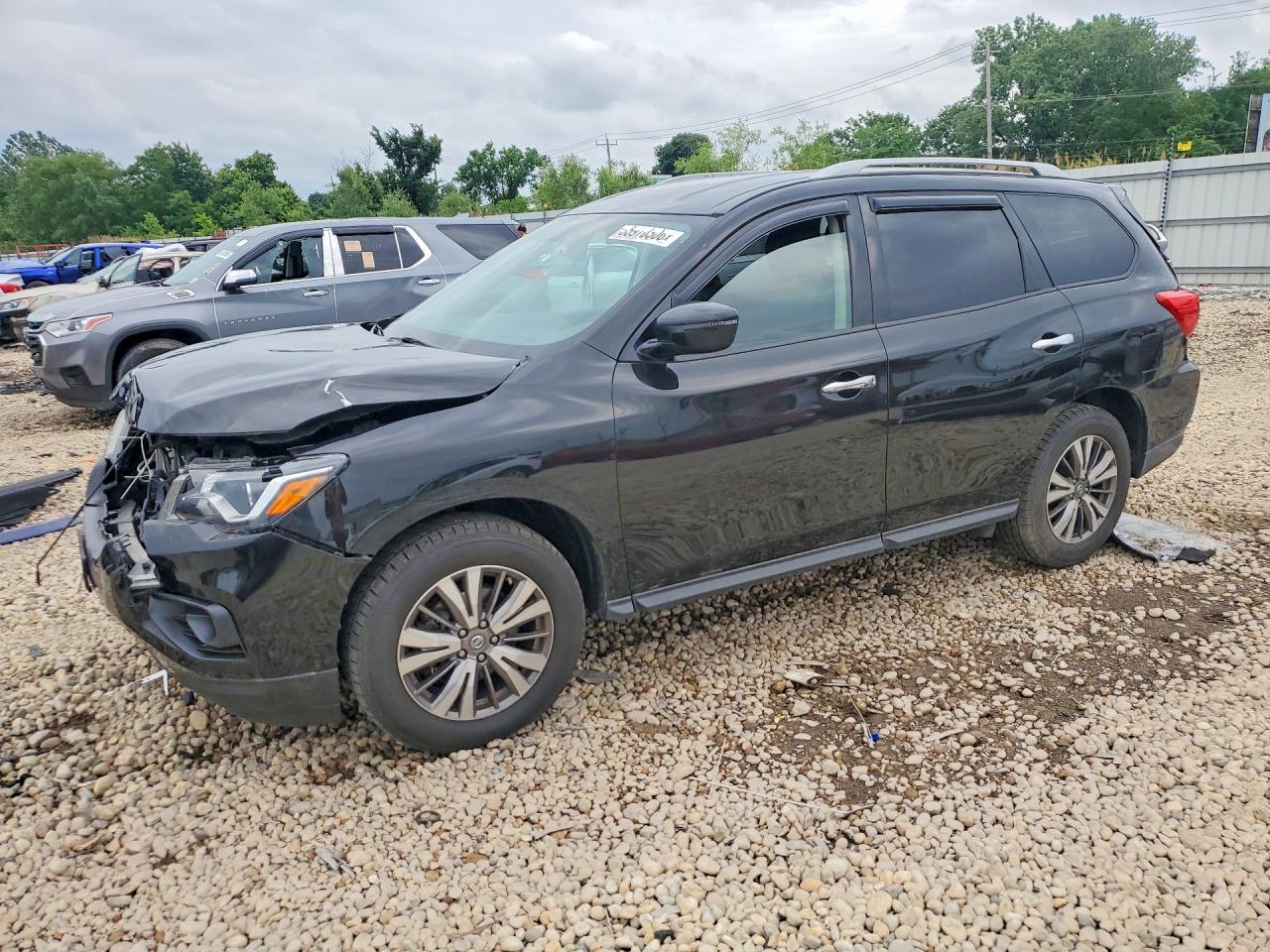 Salvage Nissan Pathfinder Image