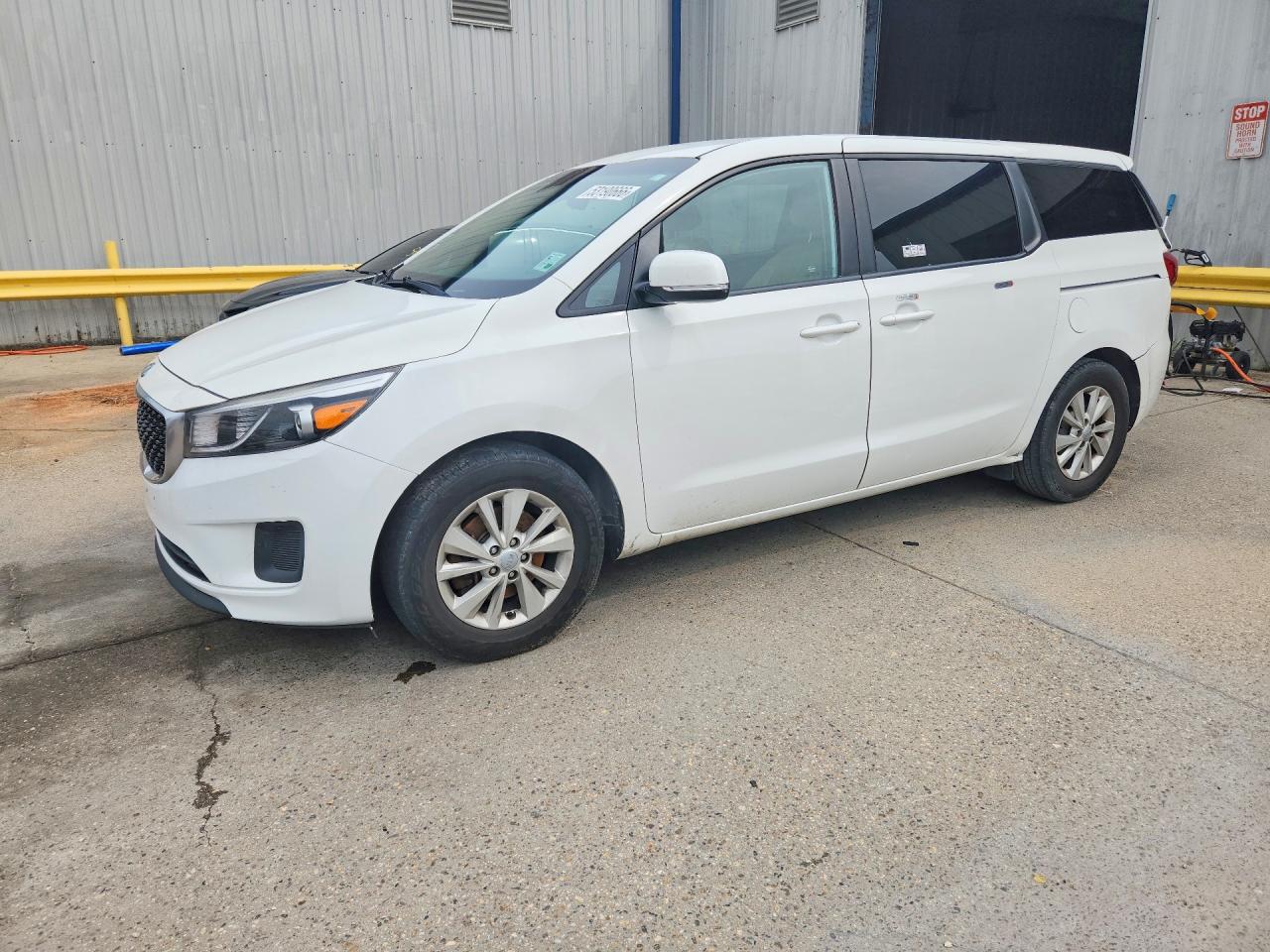 Salvage Kia Sedona Image
