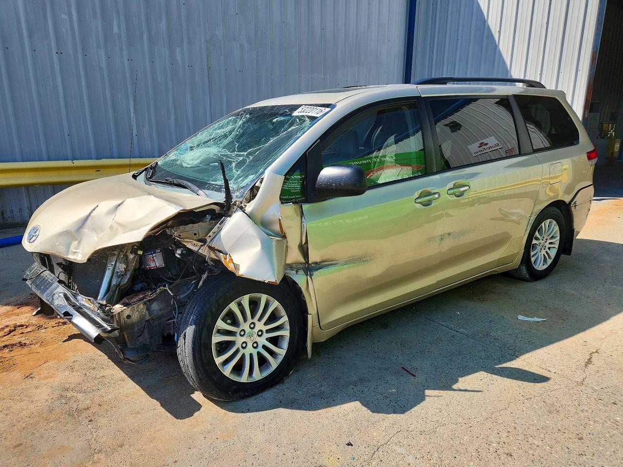 Salvage Toyota Sienna Image