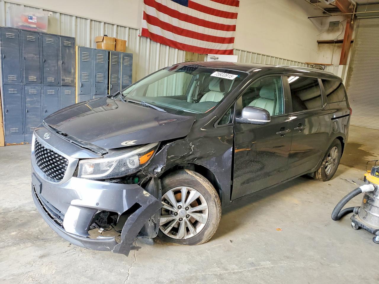 Salvage Kia Sedona Image