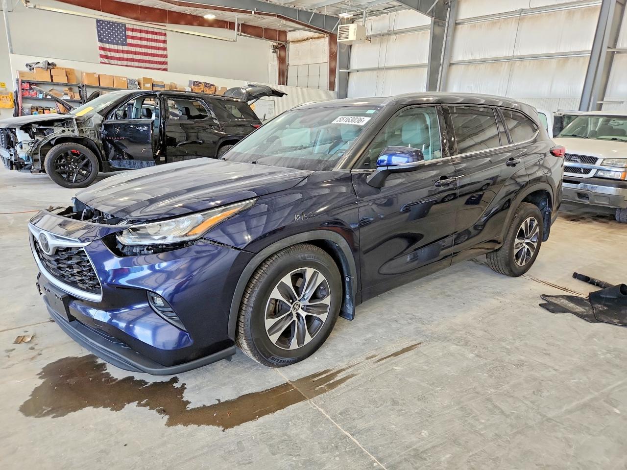 Salvage Toyota Highlander Image