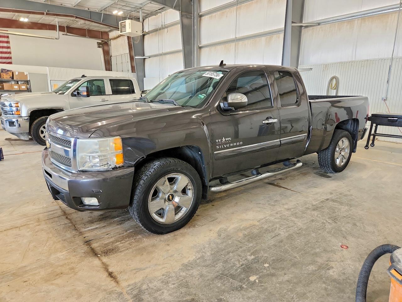 Salvage Chevrolet Silverado Image