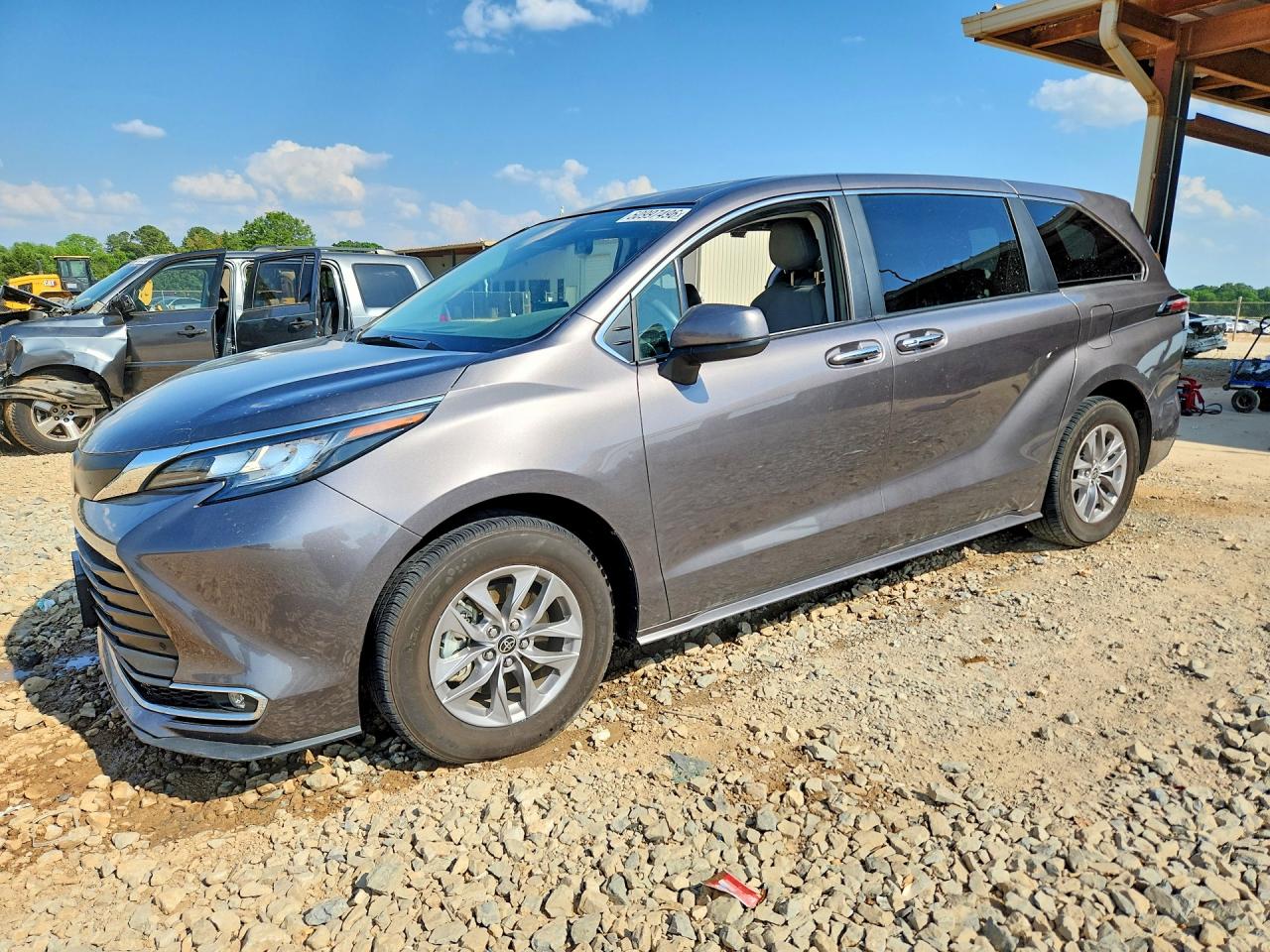 Salvage Toyota Sienna Image