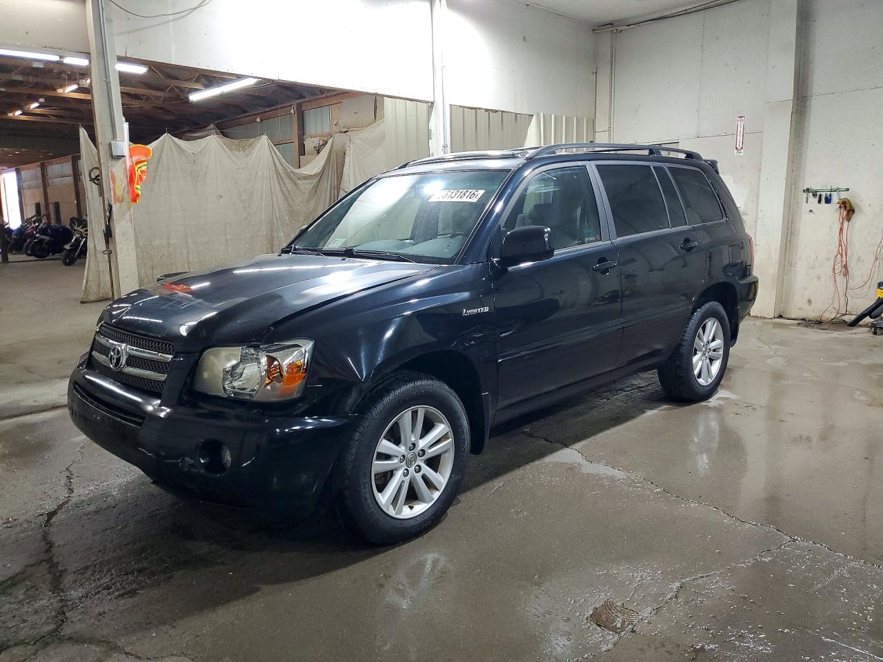 Salvage Toyota Highlander Image