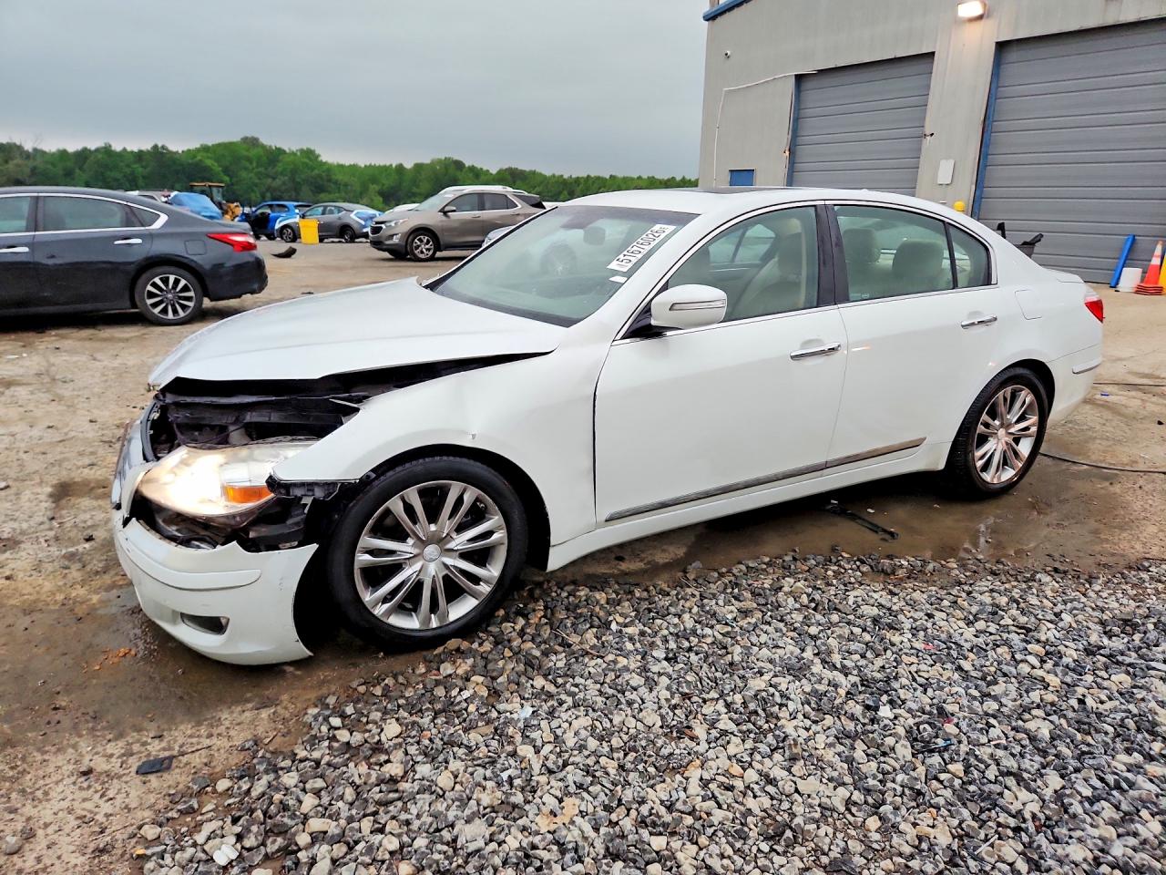Salvage Hyundai Genesis Image