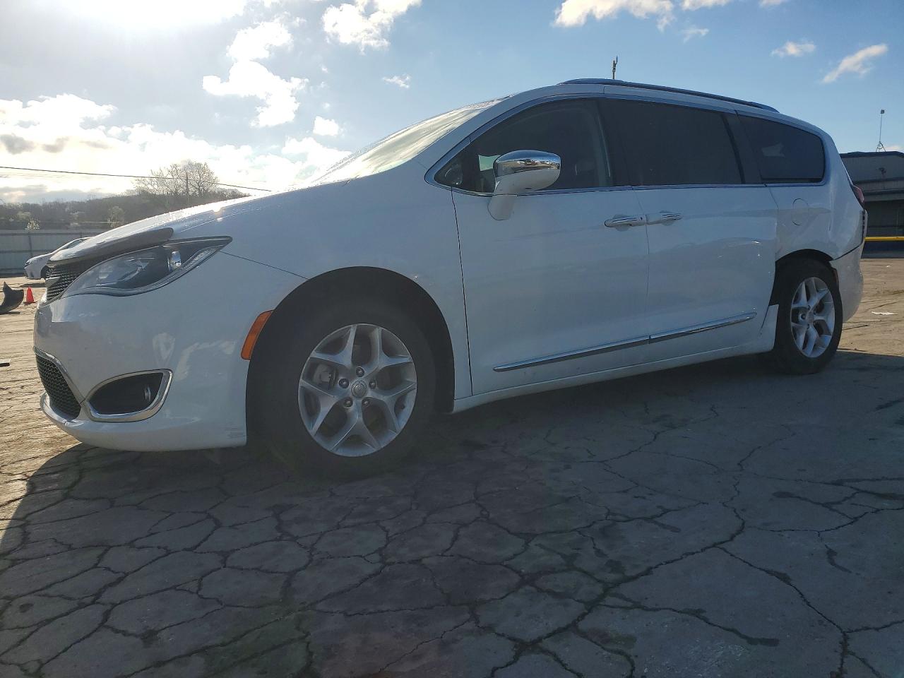 Salvage Chrysler Pacifica Image