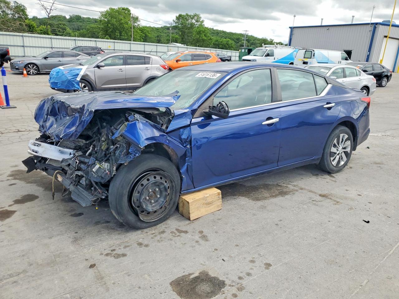 Salvage Nissan Altima Image