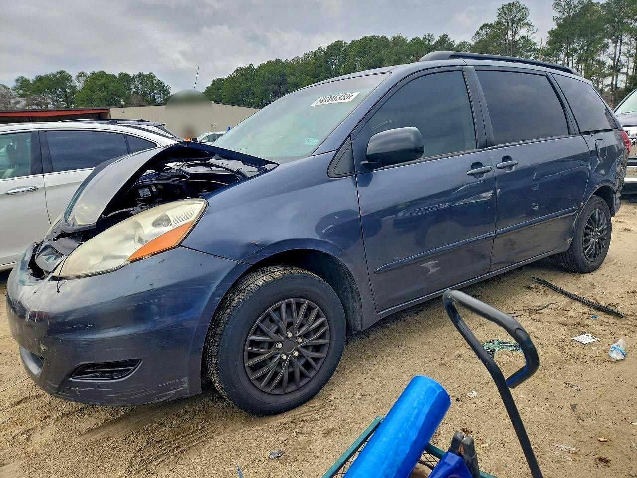 Salvage Toyota Sienna Image