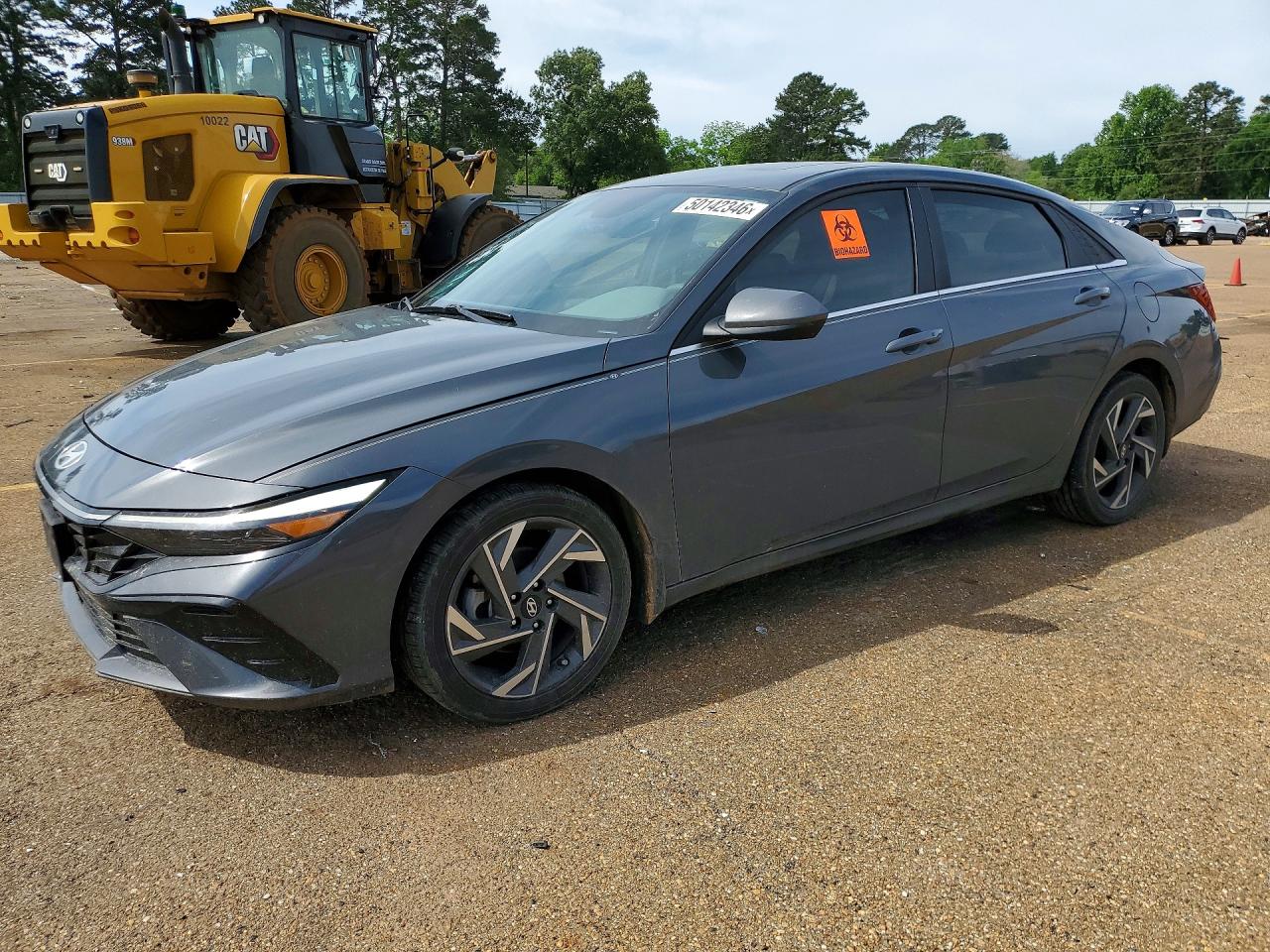 Salvage Hyundai ELANTRA Image