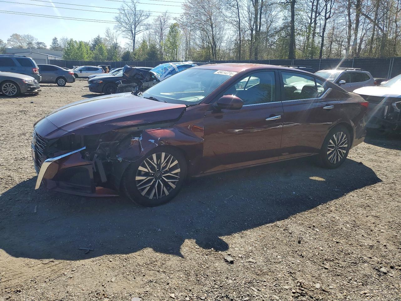 Salvage Nissan Altima Image