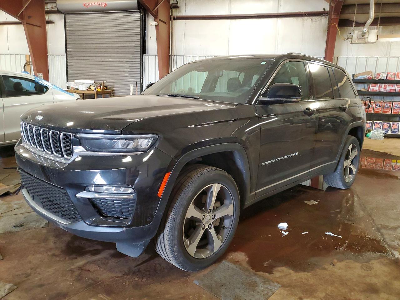 Salvage Jeep Cherokee Image