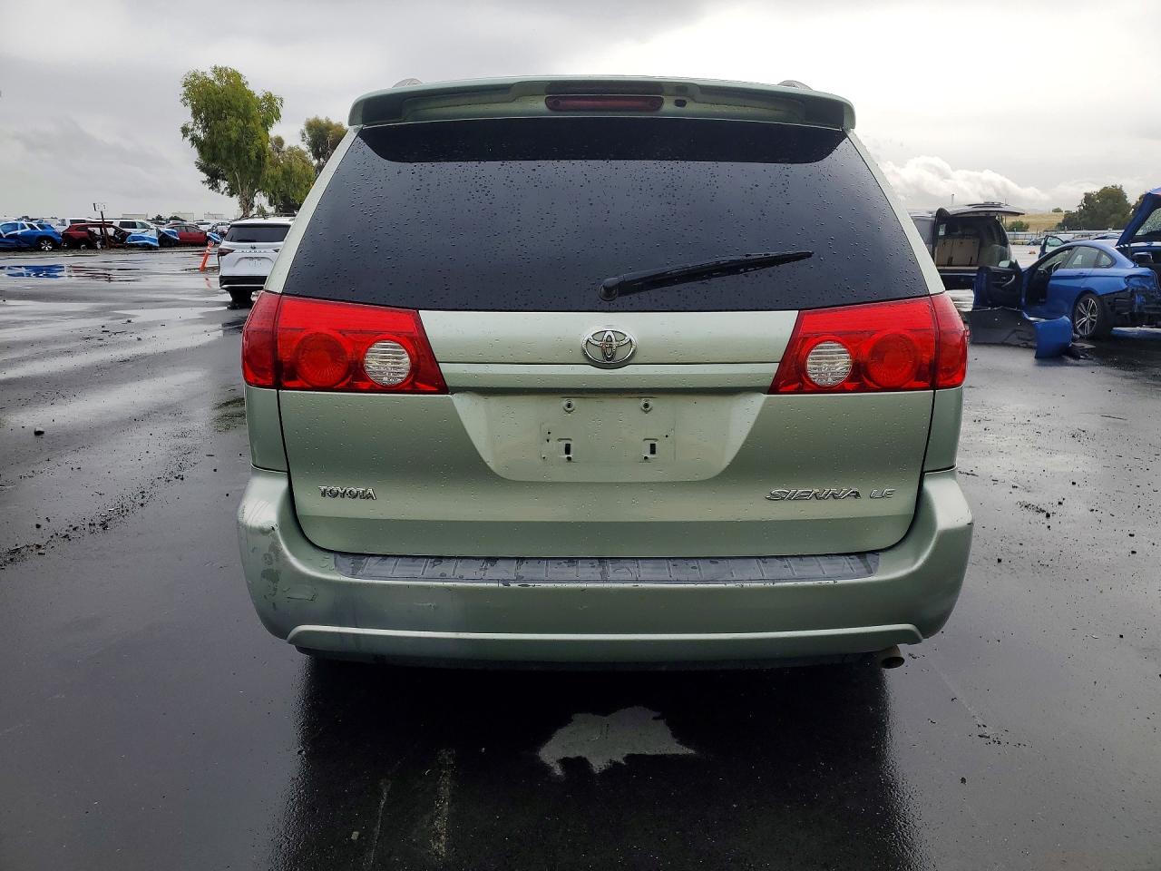 Toyota Sienna Le 8 Passenger