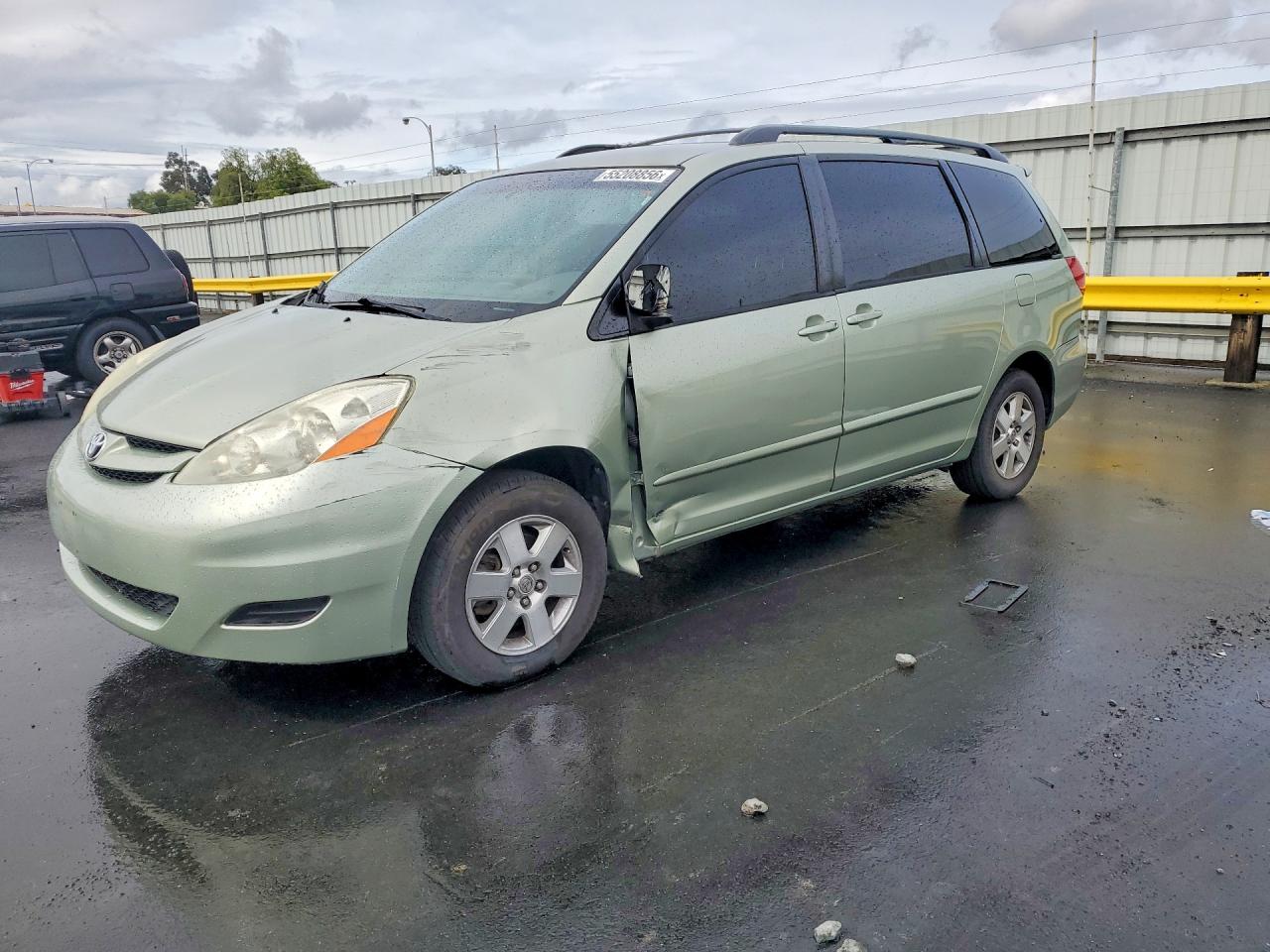 Salvage Toyota Sienna Image