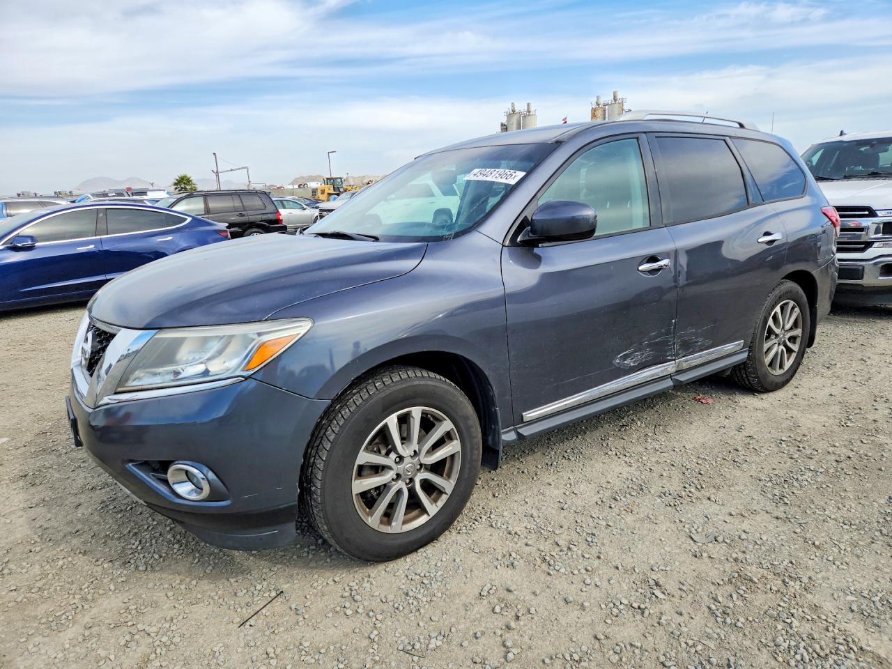 Salvage Nissan Pathfinder Image