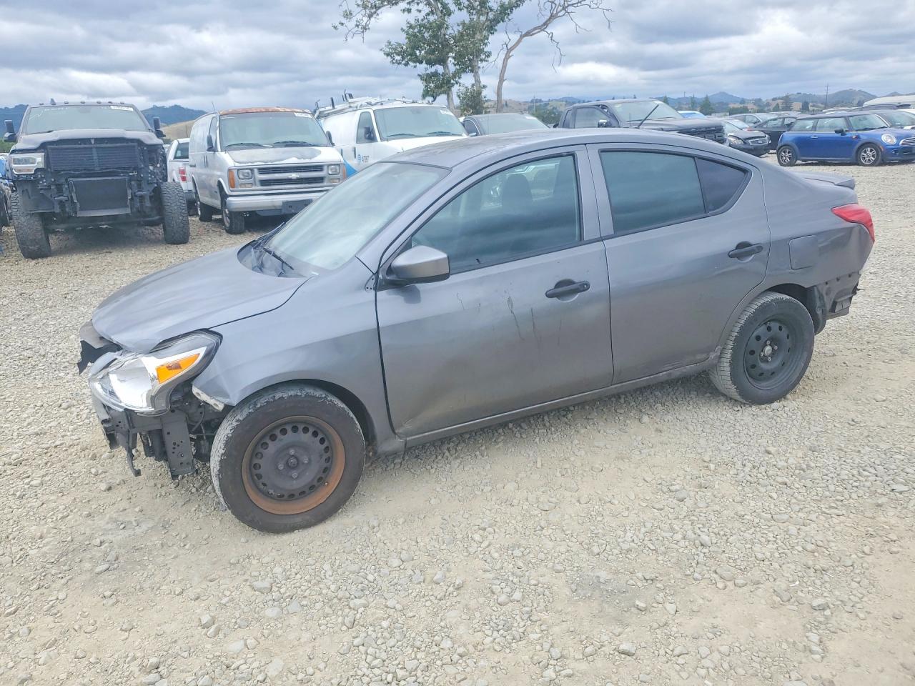 Salvage Nissan Versa Image