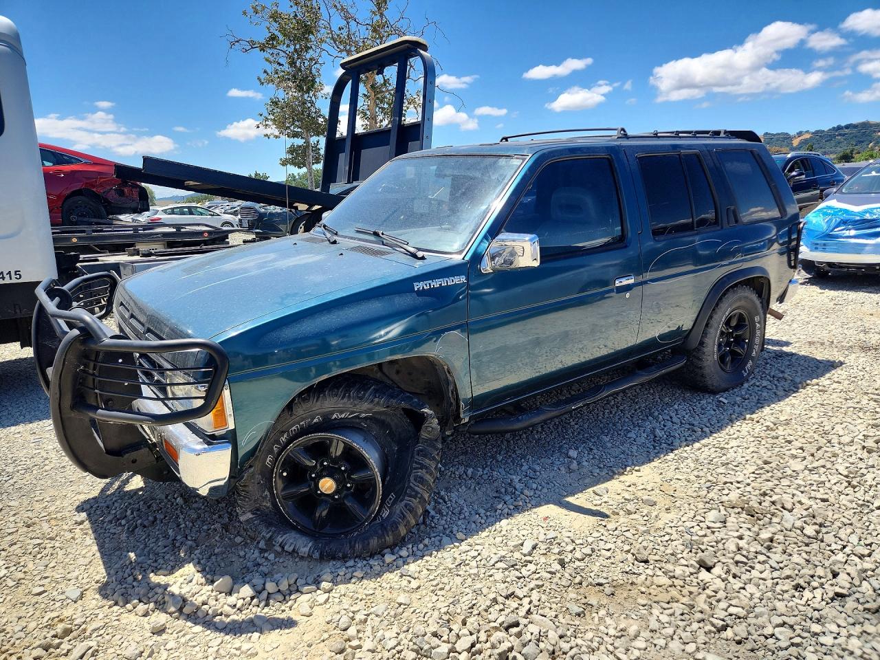 Salvage Nissan Pathfinder Image