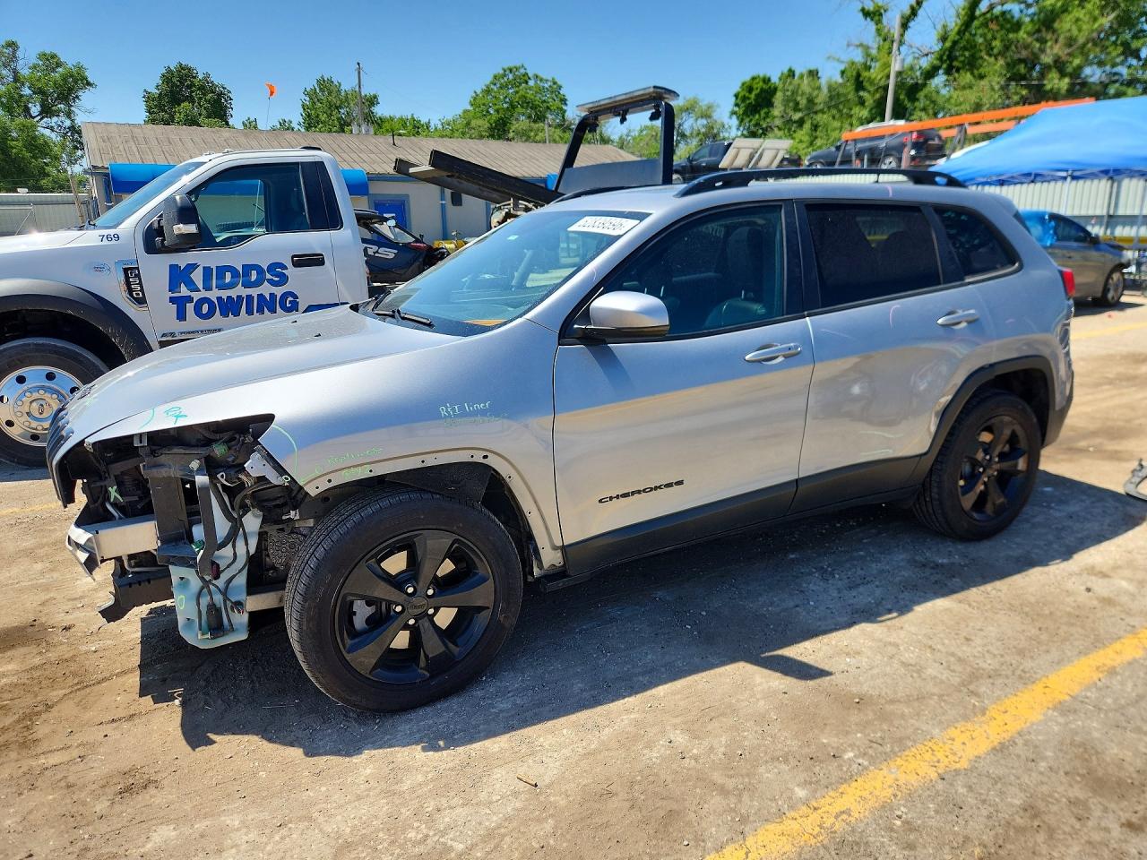 Salvage Jeep Cherokee Image