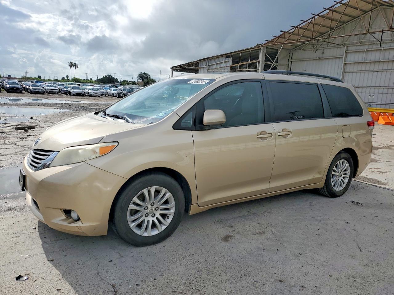 Salvage Toyota Sienna Image