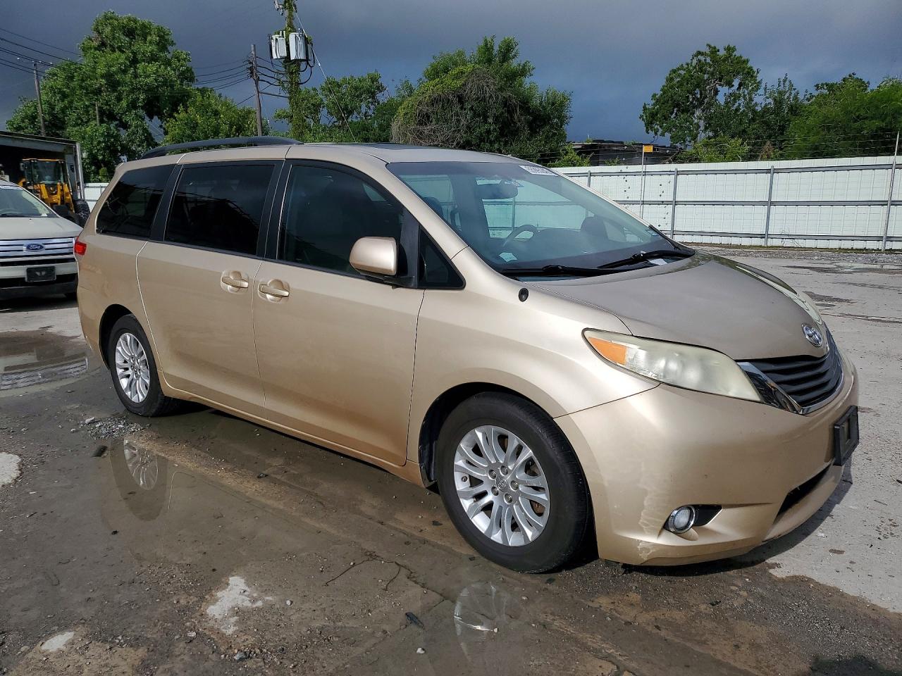 Toyota Sienna Xle 8-passenger