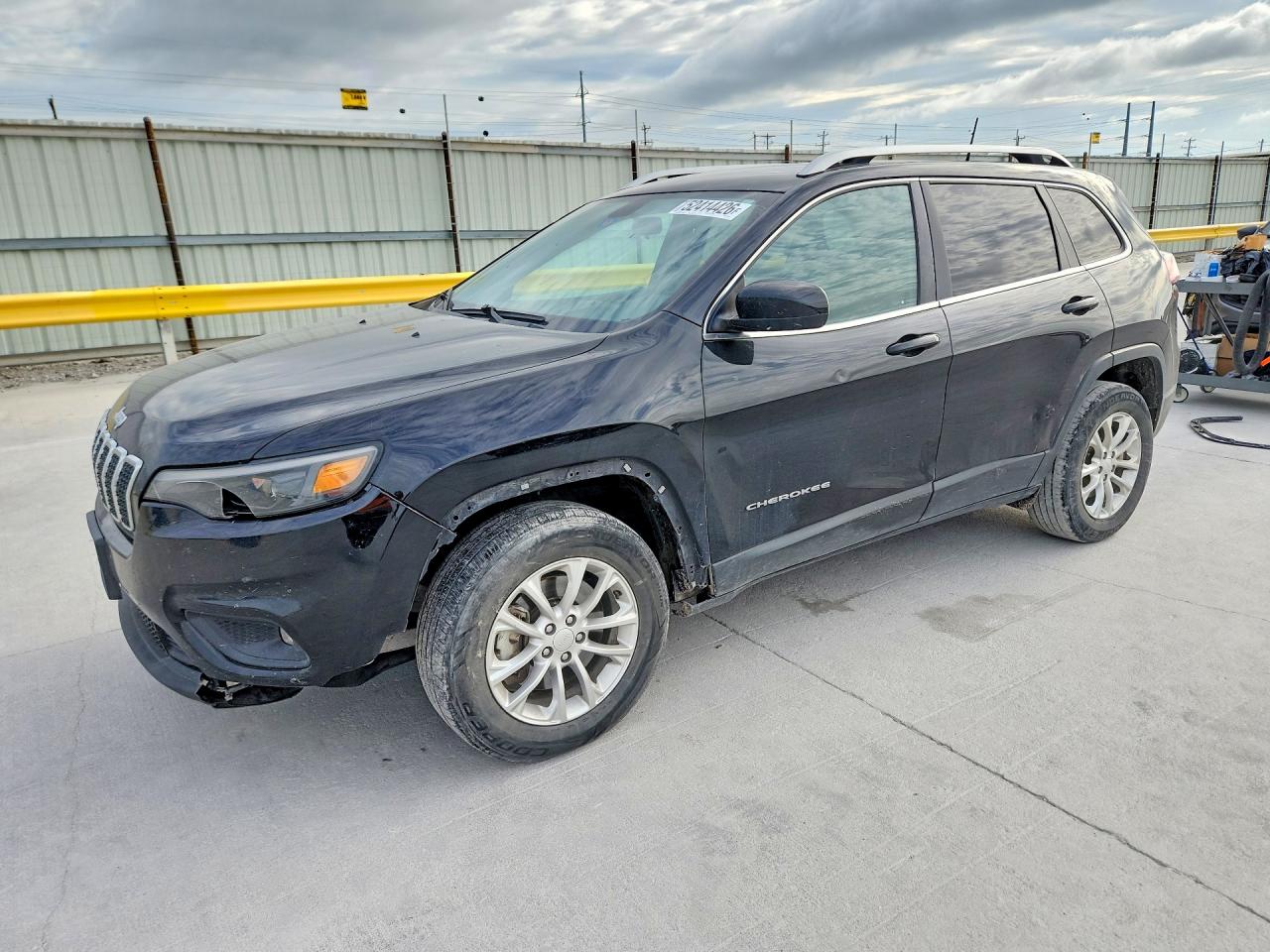 Salvage Jeep Cherokee Image