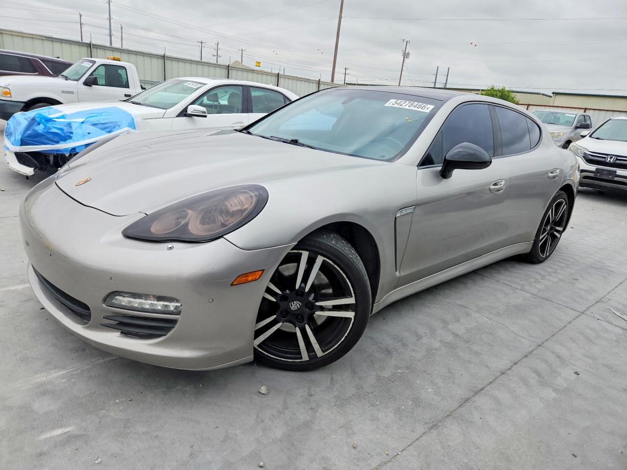 Salvage Porsche Panamera Image