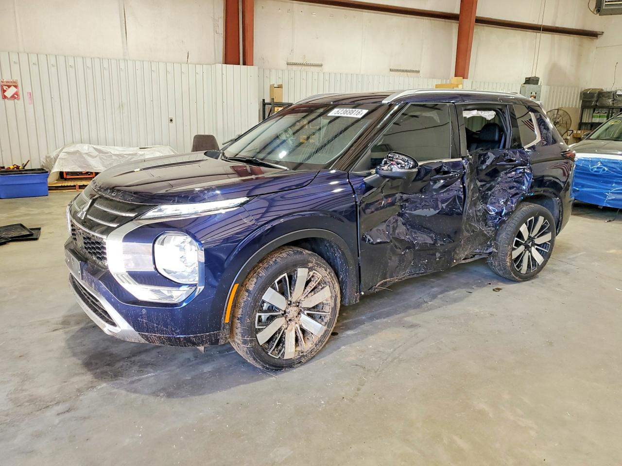 Salvage Mitsubishi Outlander Image