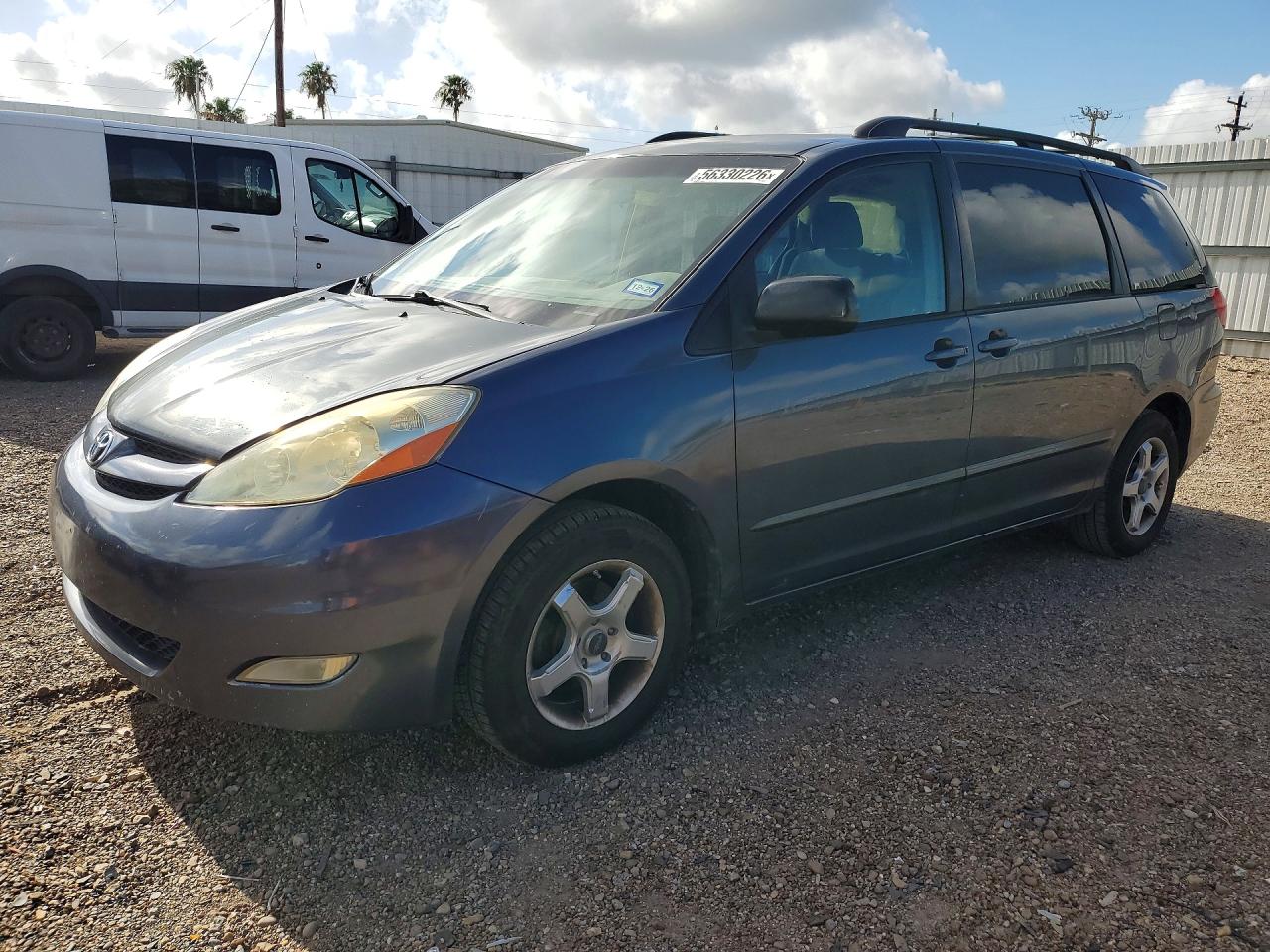 Salvage Toyota Sienna Image