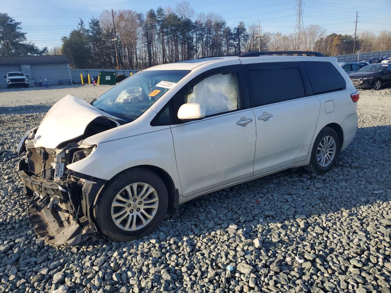 Salvage Toyota Sienna Image